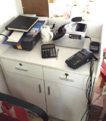 閑置辦公設備轉讓 品質展示柜與全套辦公用品，助力創業商機